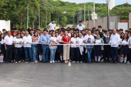 Atenea Gómez Ricalde inaugura nueva calle de acceso al Colegio de Bachilleres en Ciudad Mujeres