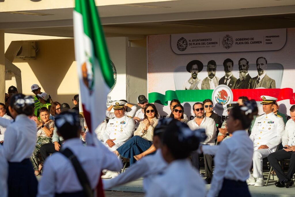 Multitudinario desfile en Playa del Carmen por el 115 aniversario del inicio de la Revolución Mexicana