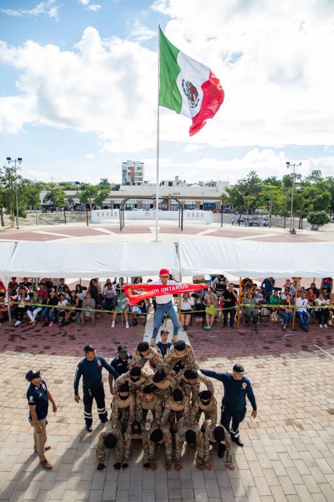 Multitudinario desfile en Playa del Carmen por el 115 aniversario del inicio de la Revolución Mexicana