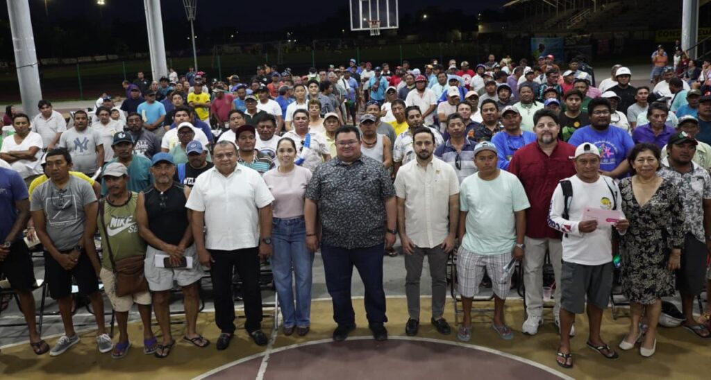 Chacón entrega tarjetas de apoyo a trabajadores del servicio náutico, cooperativado y pesquero de Cozumel