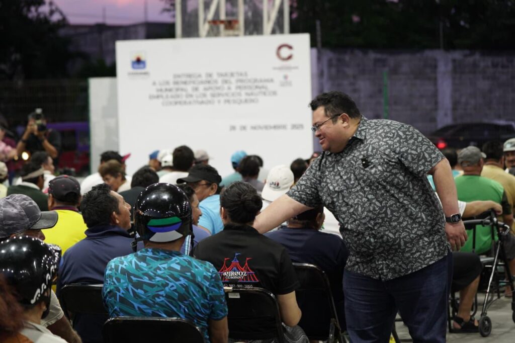 Chacón entrega tarjetas de apoyo a trabajadores del servicio náutico, cooperativado y pesquero de Cozumel