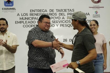 Chacón entrega tarjetas de apoyo a trabajadores del servicio náutico, cooperativado y pesquero de Cozumel