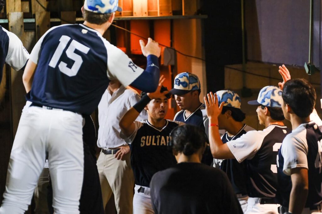 Mara Lezama lanza primera bola en la Gran Final del torneo Rising Stars 2025