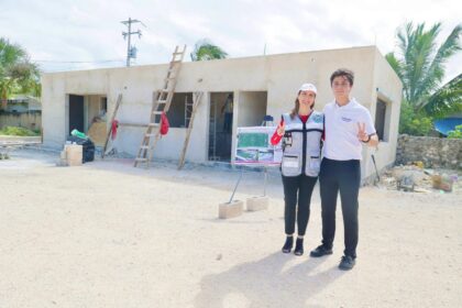 Atenea Gómez Ricalde constata avance de la construcción de la nueva cancha de fútbol siete en Ciudad Mujeres