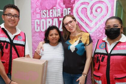 Atenea Gómez Ricalde entrega paquetes alimentarios del programa “Isleña de Corazón” en Ciudad Mujeres