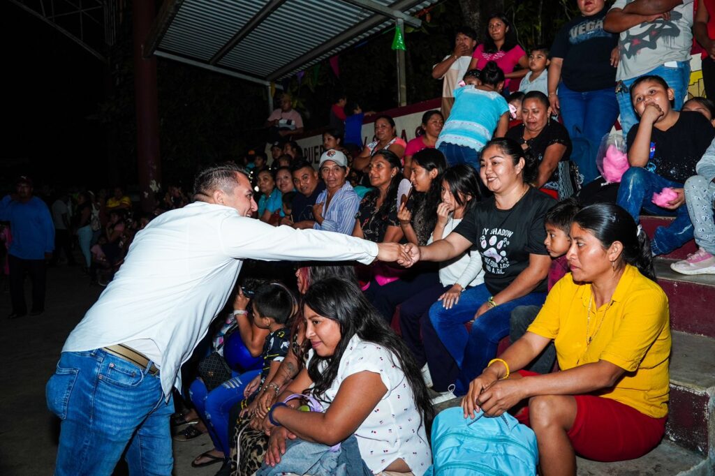 Cerca de 2,000 personas se unen a la Navidad con la familia Verde