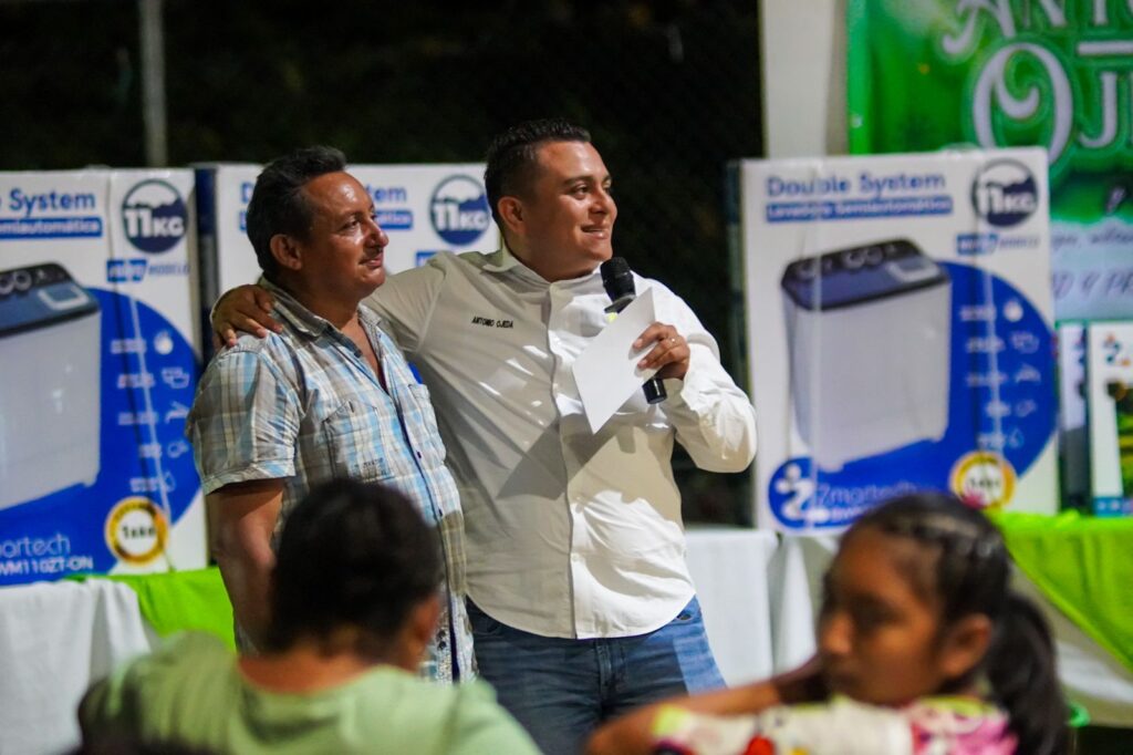 Cerca de 2,000 personas se unen a la Navidad con la familia Verde