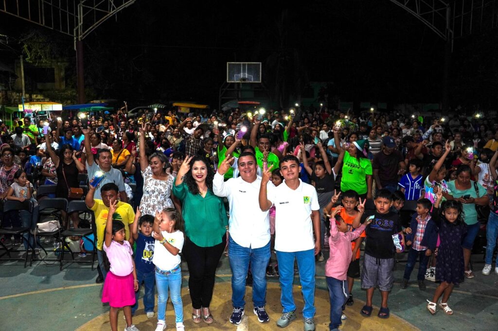 Cerca de 2,000 personas se unen a la Navidad con la familia Verde