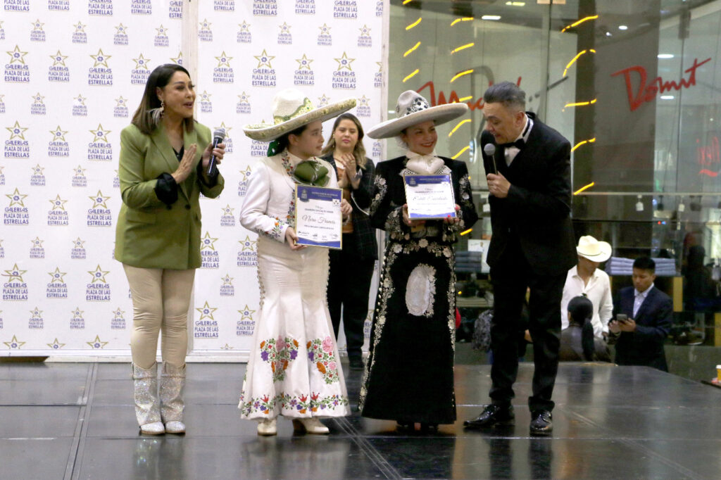 Edith Encalada y Nura Francis unen sus voces en el Juguetón de Tv Azteca y reciben Galardón de Honor en Galerías Plaza de las Estrellas