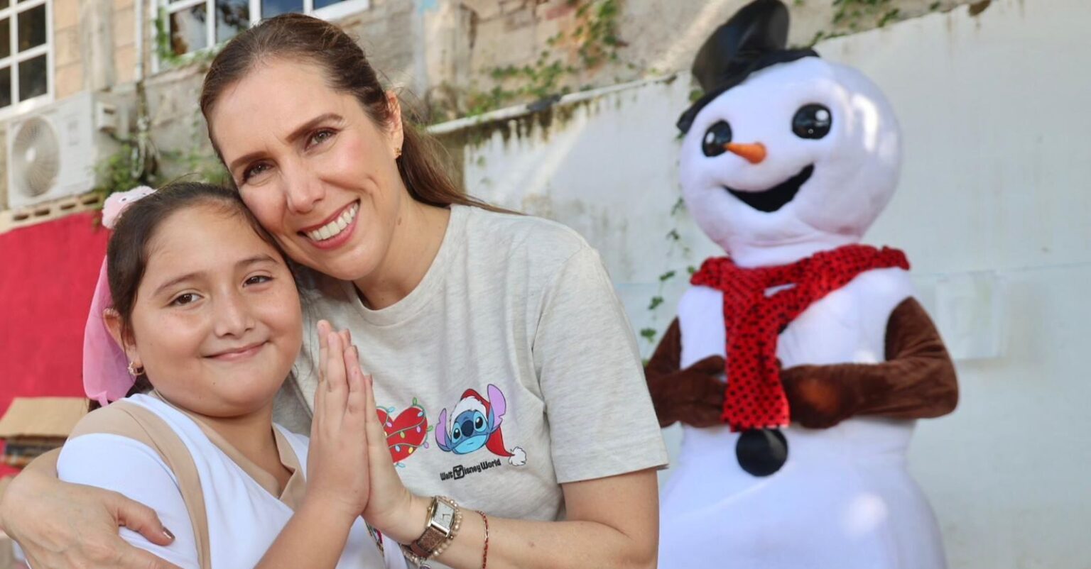 Atenea Gómez Ricalde continúa llevando juguetes y alegría a la niñez de Isla Mujeres