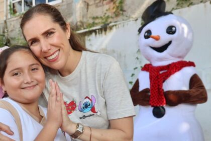 Atenea Gómez Ricalde continúa llevando juguetes y alegría a la niñez de Isla Mujeres