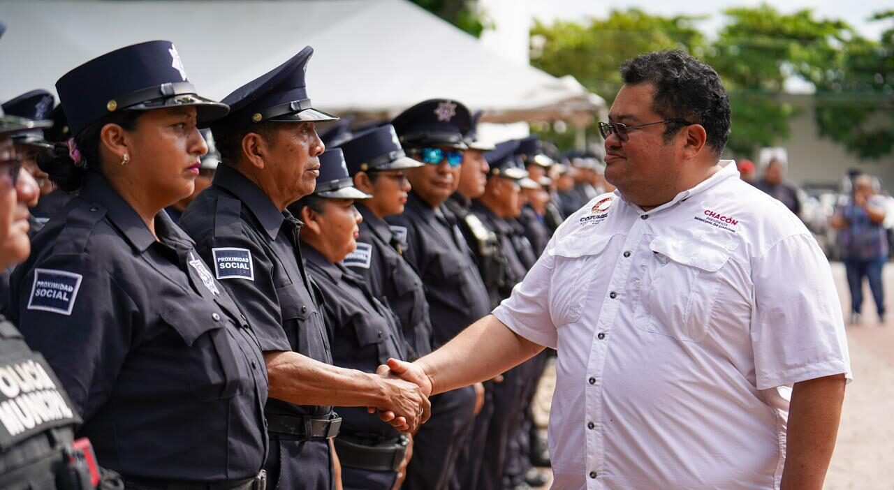 Chacón Méndez entrega uniformes y equipamiento a la Policía Municipal