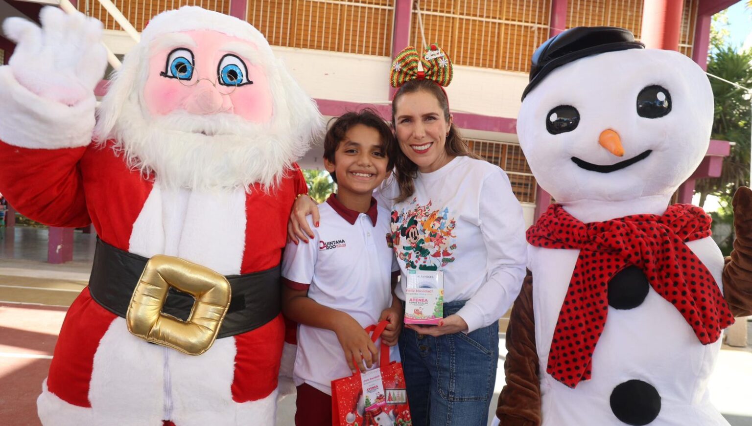 Atenea Gómez Ricalde continúa entregando juguetes en las escuelas de Isla Mujeres