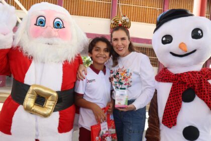 Atenea Gómez Ricalde continúa entregando juguetes en las escuelas de Isla Mujeres
