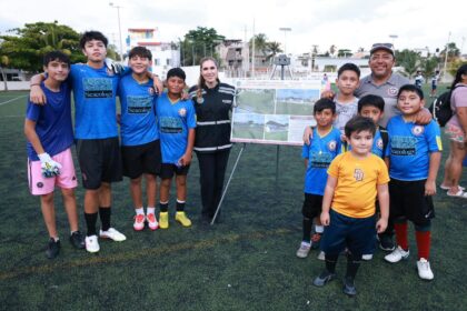 Gobierno de Isla Mujeres avanza con la rehabilitación del campo de fútbol soccer de la Salina