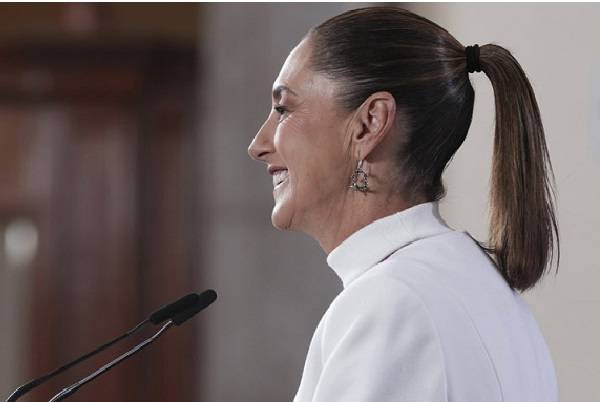 Justicia social, mejor distribución de la riqueza: Sheinbaum diciembre 22, 2025 | Rojas R Aumentos salariales, programas de Bienestar, inversión del Estado en obras e inversión nacional y extranjera: Sheinbaum Regeneración, 22 de diciembre de 2025. La presidenta Sheinbaum subrayó que no basta con medir el crecimiento del Producto Interno Bruto (PIB), sino hacer que disminuyan las desigualdades. Y es que recordó desde Palacio Nacional que hay países que crecen pero cuya desigualdad permanece e incluso crece. Sheinbaum En primer lugar, «nosotros cuando hicimos campaña y llegamos al gobierno el 1º de octubre de 2024 planteamos que iba a haber continuidad y avance con la Transformación». Hay quien no está de acuerdo, «pero la gran mayoría del pueblo de México está de acuerdo con ello, porque ha visto mejora en sus condiciones de vida». ¿En qué consiste el fondo, digamos, de la Transformación? Uno. Esta visión de justicia social, que se resume en la frase: “Por el bien de todos, primero los pobres”, o en el concepto de Prosperidad Compartida. LEER MÁS: Plan Oceánico Sostenible 2025: México Blinda sus Mares «Mucha gente habla del “crecimiento económico”, que es el crecimiento del Producto Interno Bruto, que es importante, no lo estamos minimizando…» «.., pero hay muchos países que han crecido económicamente: 6 por ciento, 4 por ciento, 3 por ciento; y no ha disminuido la pobreza». ¿Qué quiere decir el crecimiento económico? Pues que hay más inversión, «que hay más riqueza generada, pero esa riqueza generada se puede quedar en unos cuantos y no hay derrama a toda la sociedad». «…lo que hemos demostrado es que aún, incluso, cuando el crecimiento económico no es tan alto, puede la gente puede salir de la pobreza». Distribuye ¿Qué quiere decir eso? Que hay distribución de la riqueza. ¿Cómo se distribuye la riqueza? Pues esencialmente con tres formas: La primera, aumento al salario mínimo, es decir, que la riqueza generada se distribuya más a los trabajadores y las trabajadoras. Al aumentar el salario mínimo, lo que se produce llega más al trabajador, hay una distribución. LEER MÁS: Brugada anuncia 500 canchas para la ciudad de cara al Mundial Entonces, el aumento salarial de 315 pesos diarios. De 107 pesos en 2010, 124 pesos casi en 2018, a 315 en 2026. Claro que es un aumento muy importante. Esto es distribución de la riqueza, le llega más al trabajador. Eso es lo primero. Bienestar Lo segundo, los Programas de Bienestar, dijo Sheinbaum. Explicó que adultos mayores, 13 millones que reciben en este momento 6 mil 200 pesos bimestrales, que es un apoyo por lo menos para la alimentación, aparte de la dignificación de las personas. Pero son 845 mil millones de pesos, en 2025, que se distribuyen de manera directa a la gente a través del Banco de Bienestar; 32 millones de familias se ven beneficiadas. «…porque antes ese recurso se quedaba en el gobierno o se apoyaba a los de arriba, pero no se apoyaba a los de abajo». Tercero. La recuperación de las obras estratégicas del gobierno, generan empleo directo, empleo indirecto y potencian el desarrollo económico. Y cuarto. La inversión privada, que también es muy importante. La Inversión Extranjera Directa y la inversión nacional, desde el pequeño empresario hasta el más grande. Grande «Esos cuatro elementos han permitido la distribución de la riqueza en el país». Y es muy importante porque, de otra manera, si no hubiera cambiado el modelo económico, esto no hubiera ocurrido. Entonces, es una visión distinta, completamente distinta, explicó. ¿Y qué genera? Bienestar. «Por eso, todos los programas se llaman “Programas de Bienestar”. Por eso, la palabra “bienestar” para nosotros es un sinónimo de la Transformación: bienestar para las y los mexicanos». Así dijo la presidenta de México desde las Mañaneras del Pueblo.