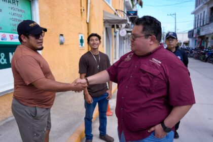 José Luis Chacón Méndez supervisa obra de pavimentación en la 10ª Avenida