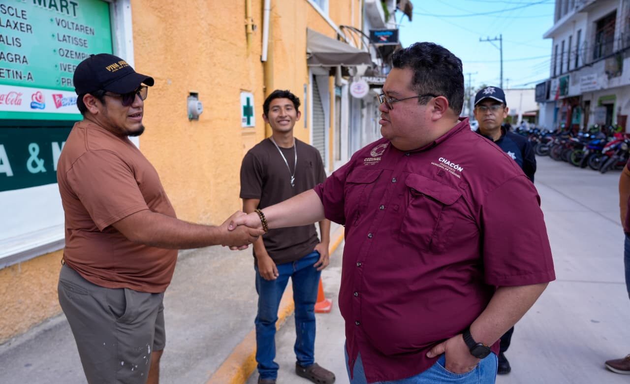 José Luis Chacón Méndez supervisa obra de pavimentación en la 10ª Avenida