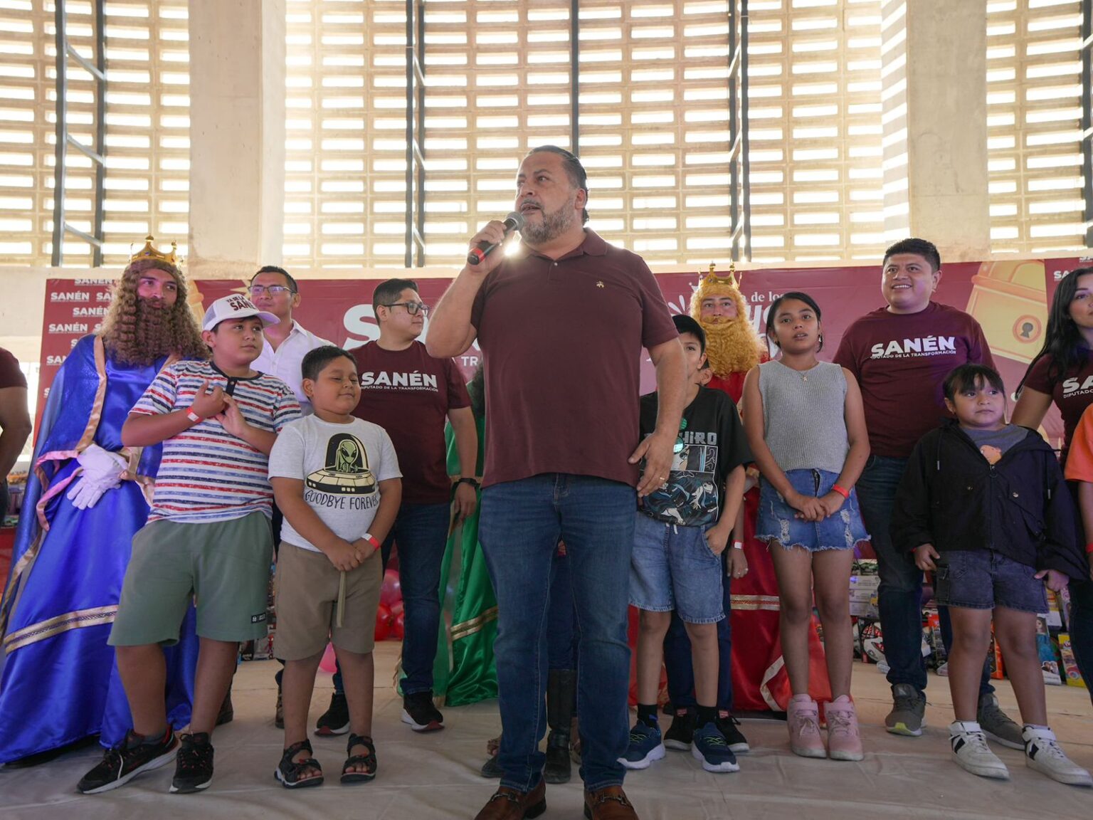 Jorge Sanén celebra a la niñez cancunense en el Día de Reyes Magos