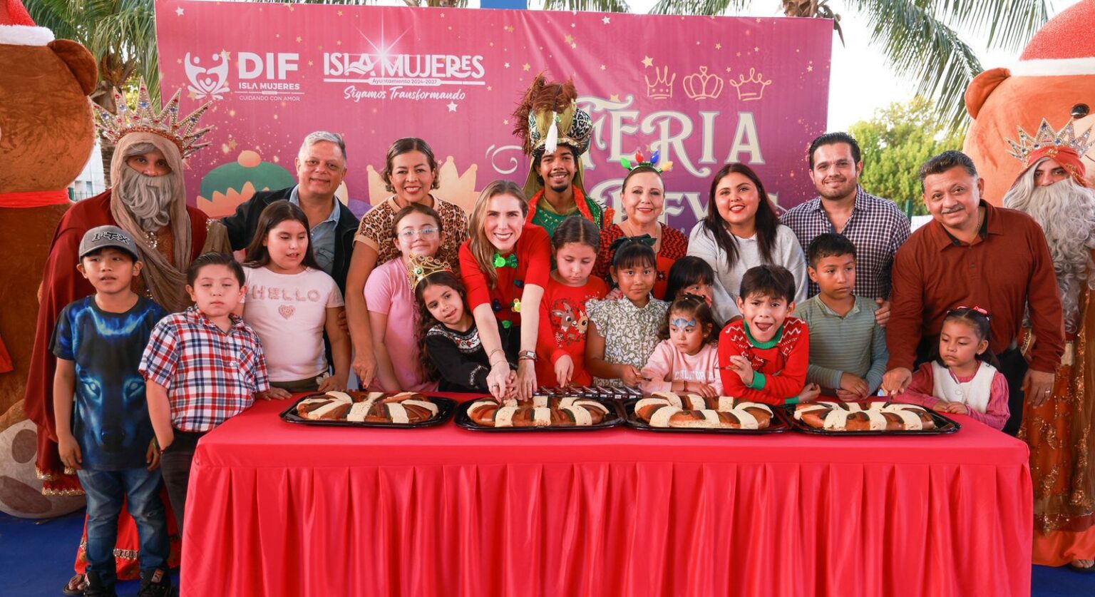 Atenea Gómez Ricalde celebra el Día de Reyes con las niñas y niños de Isla Mujeres