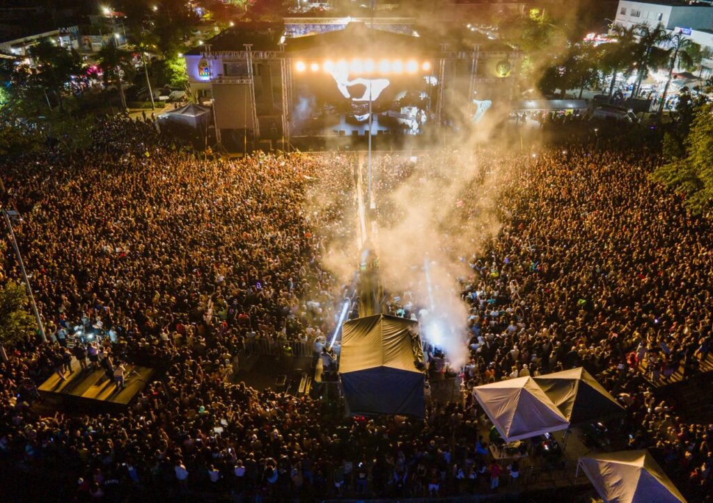 Más de 35 mil personas disfrutan histórico concierto de Santa Fe Klan en el Carnaval de Playa del Carmen 2026