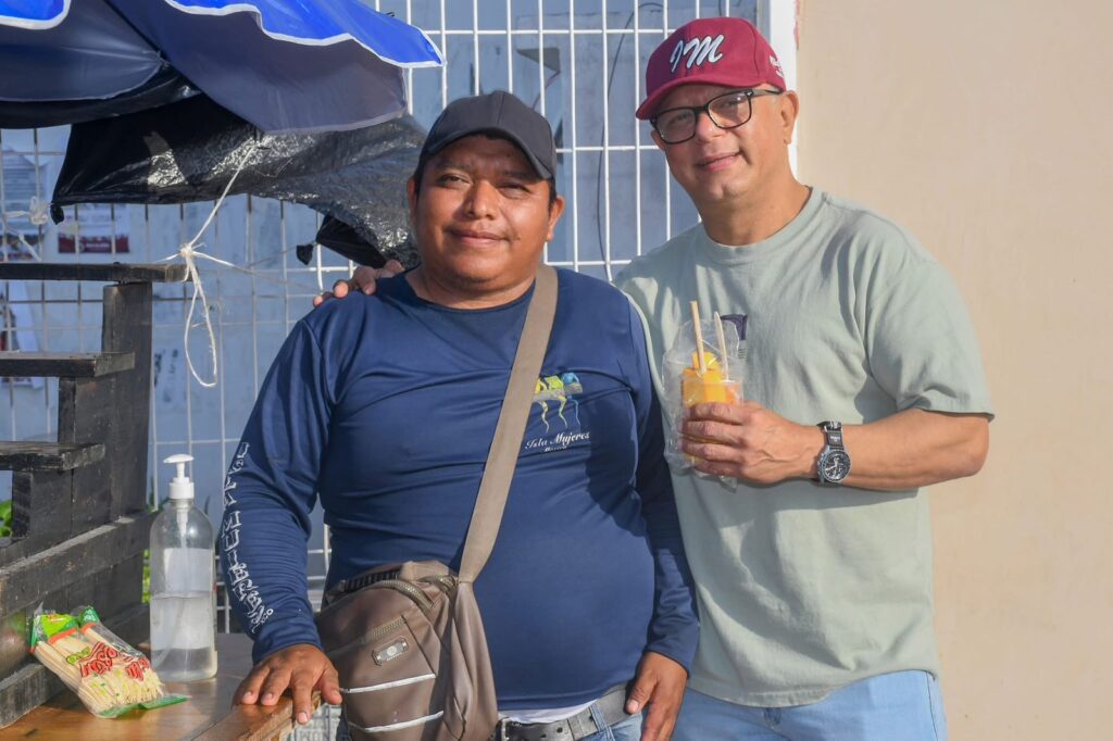 Pepe Aguilar consolida con su experiencia cercanía ciudadana en la ruta de la Transformación de Isla Mujeres 