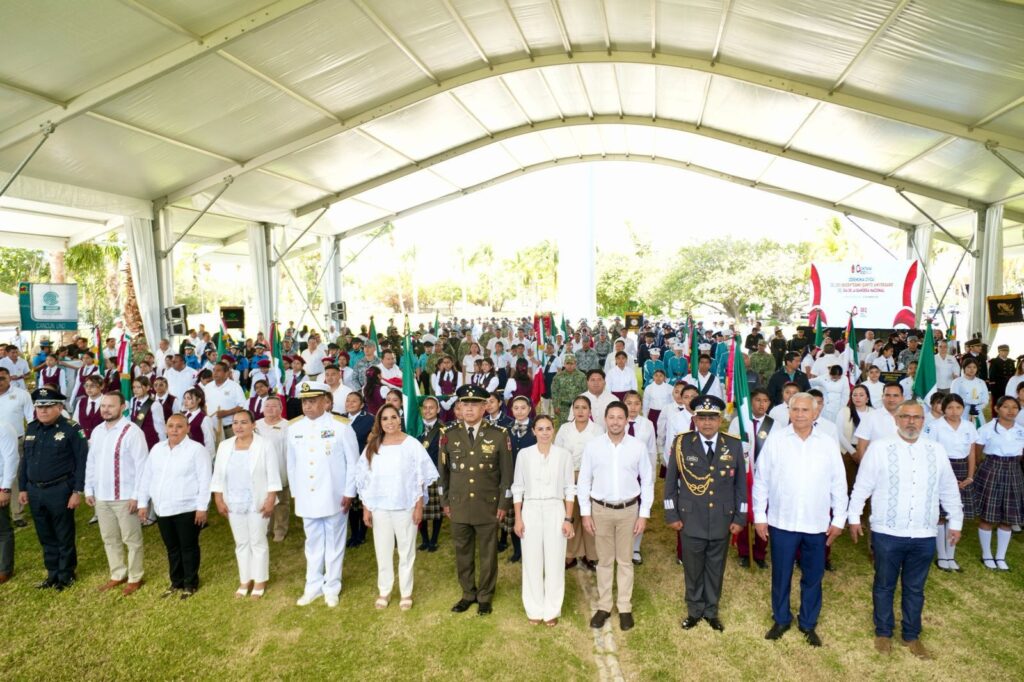 Renán Sánchez Tajonar acompaña a la Gobernadora Mara Lezama en el Día de la Bandera