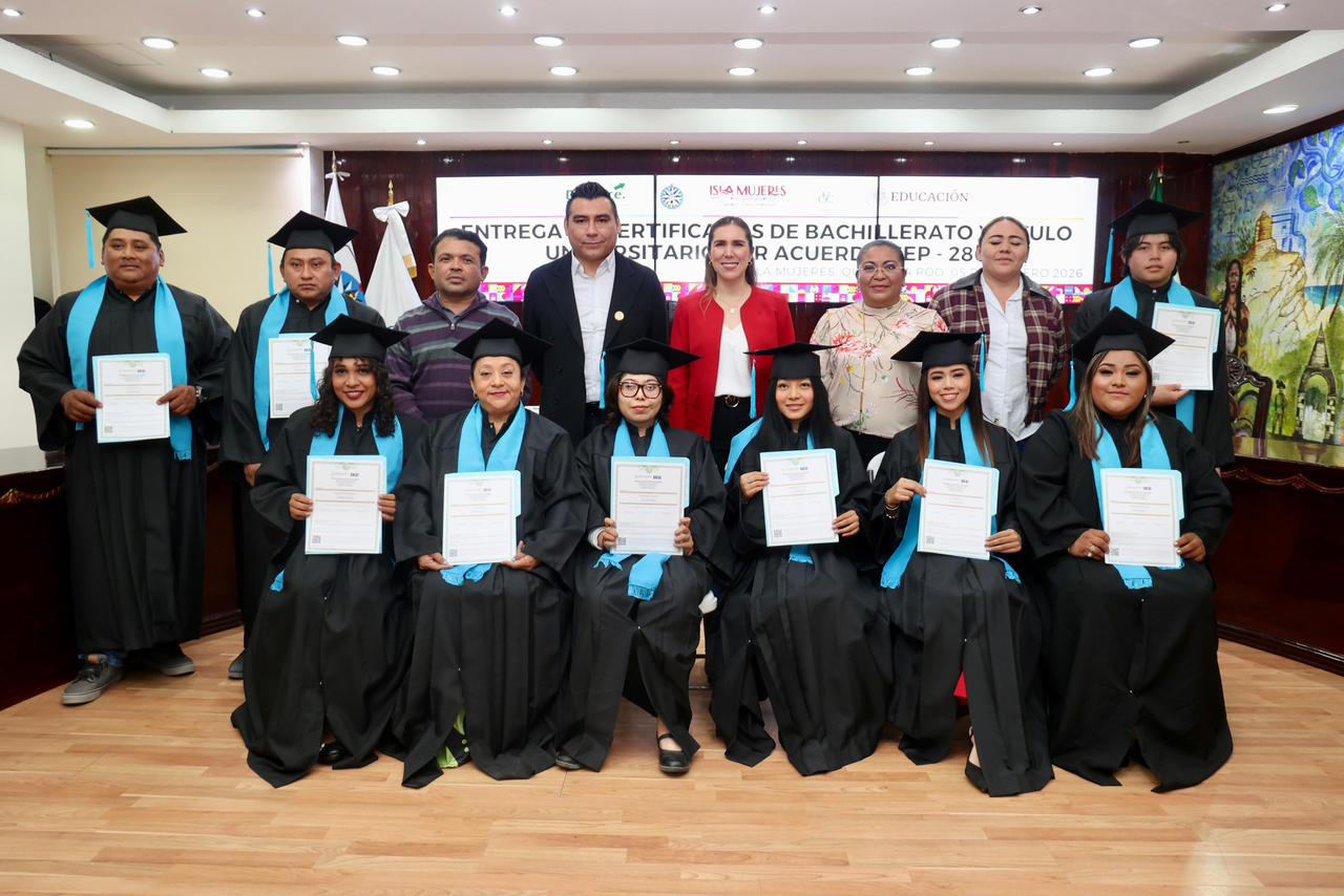 Atenea Gómez Ricalde reconoce el esfuerzo académico de las isleñas e isleños durante entrega de certificados PRONACE en Isla Mujeres