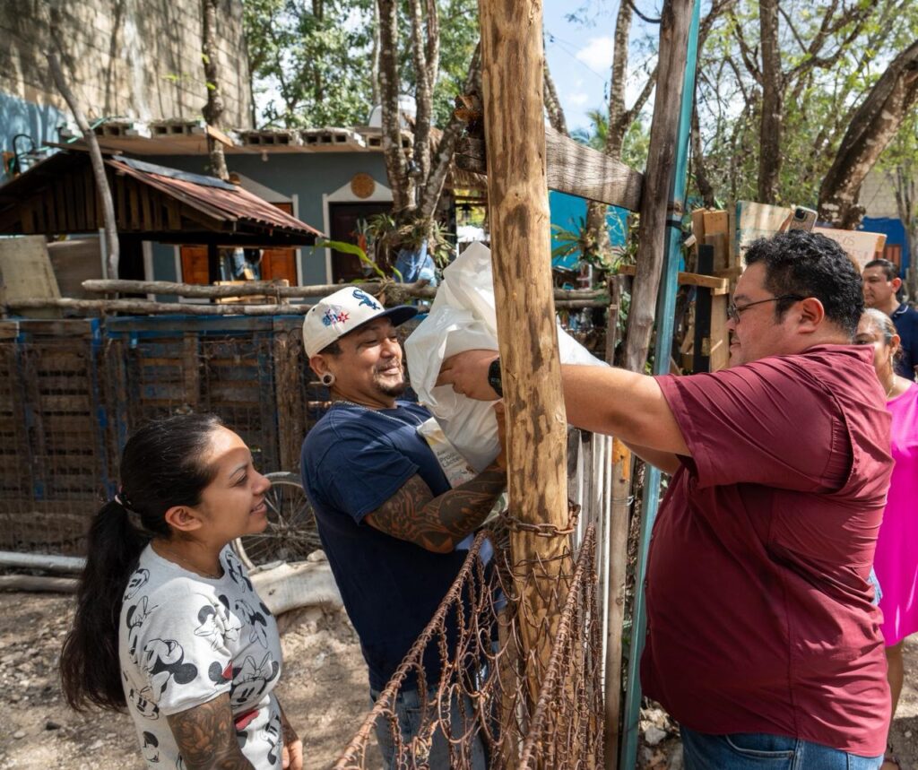 Chacón y Diana Sosa entregan apoyos alimentarios y una silla de ruedas a familias de la colonia Cozumel Turístico