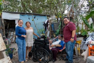 Chacón y Diana Sosa entregan apoyos alimentarios y una silla de ruedas a familias de la colonia Cozumel Turístico