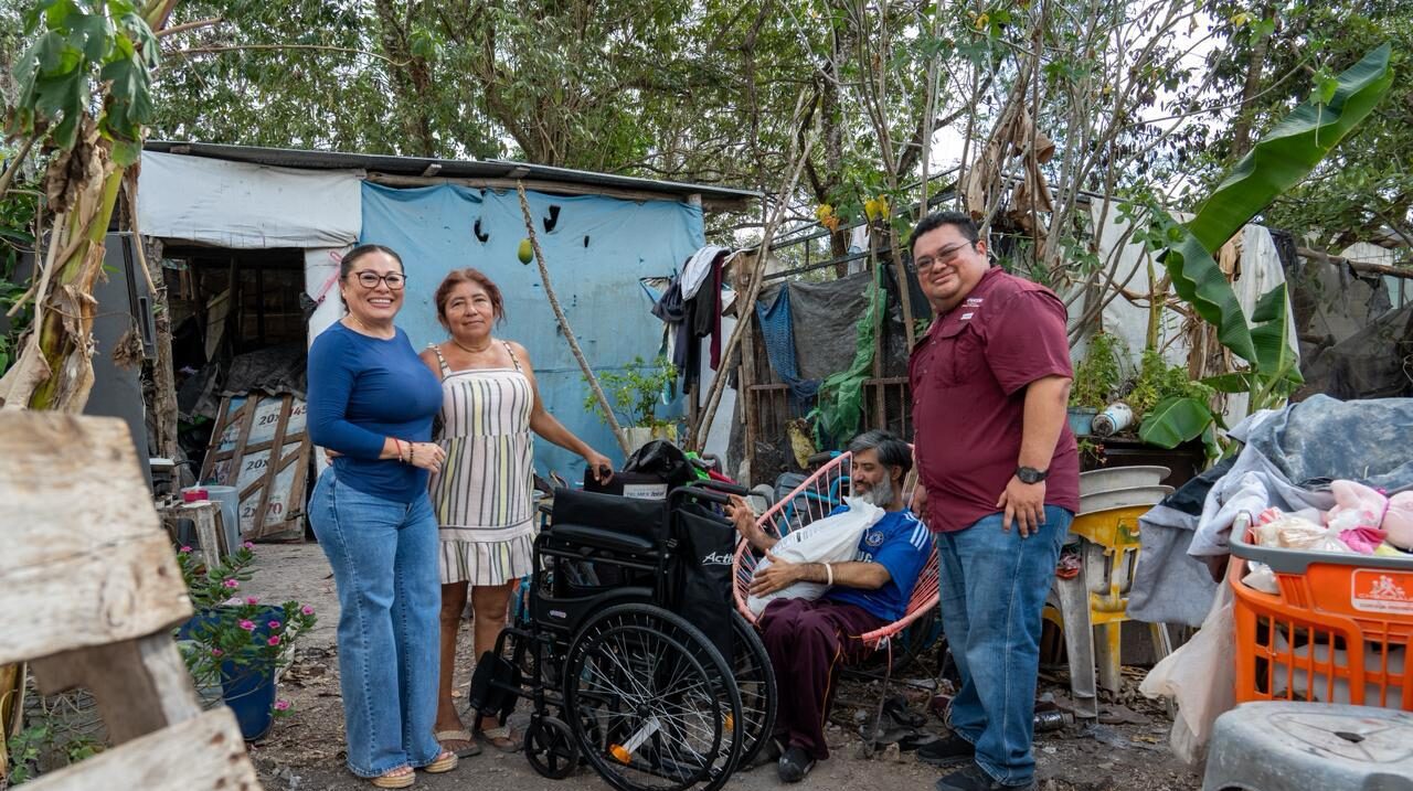 Chacón y Diana Sosa entregan apoyos alimentarios y una silla de ruedas a familias de la colonia Cozumel Turístico