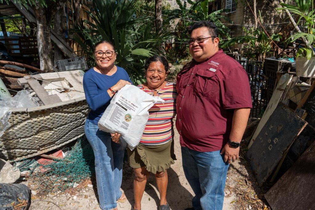 Chacón y Diana Sosa entregan apoyos alimentarios y una silla de ruedas a familias de la colonia Cozumel Turístico