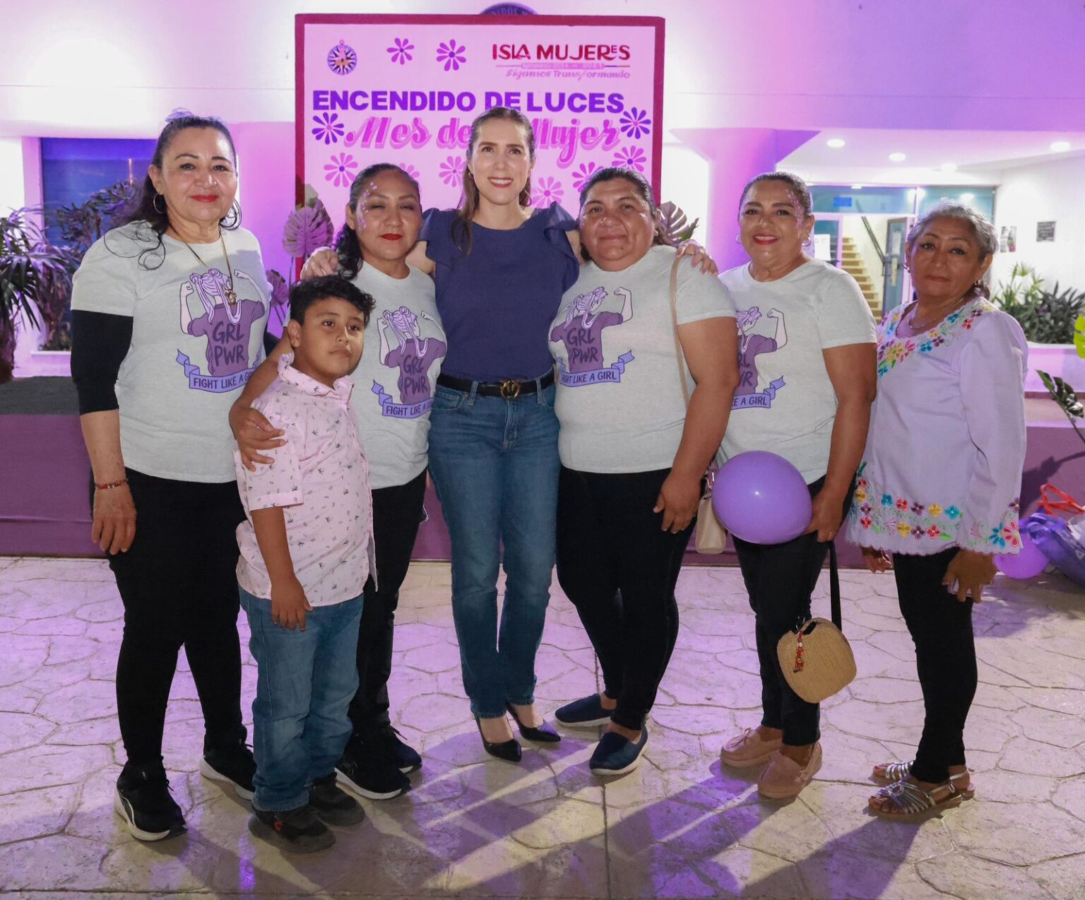 Atenea Gómez Ricalde encabeza encendido de luces por el Mes de la Mujer