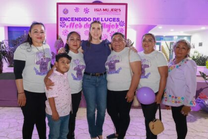Atenea Gómez Ricalde encabeza encendido de luces por el Mes de la Mujer