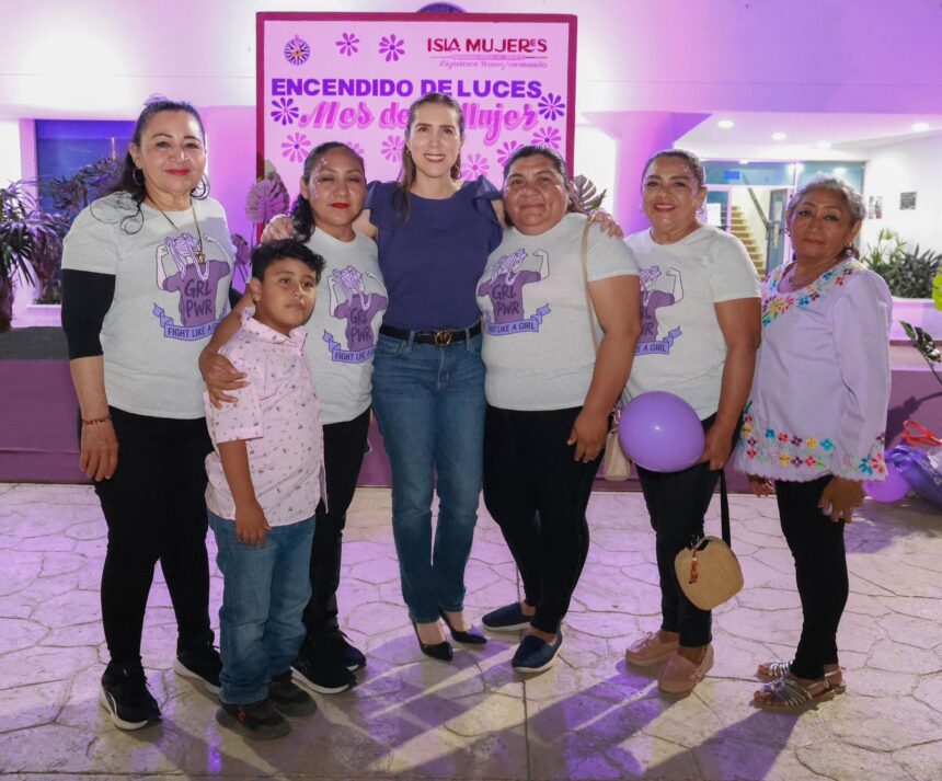 Atenea Gómez Ricalde encabeza encendido de luces por el Mes de la Mujer