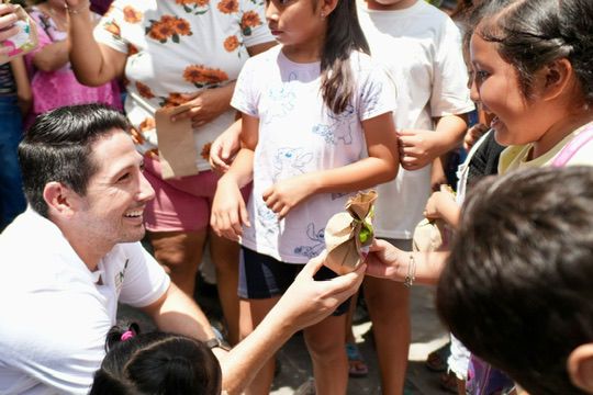 Renán Sánchez Tajonar participa junto al DIF Quintana Roo en la entrega de juguetes en comunidades de Cozumel