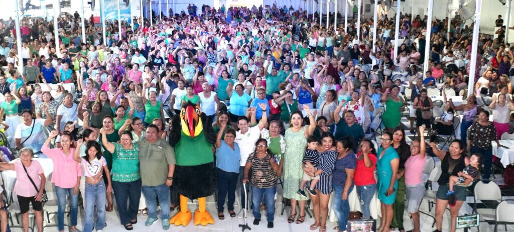 Celebra Renán Sánchez Tajonar a 2,500 mamás de Cozumel en emotivo convivio
