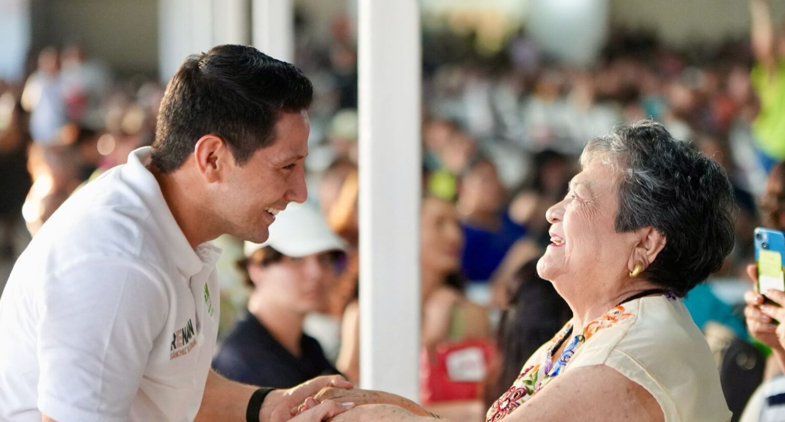 Celebra Renán Sánchez Tajonar a 2,500 mamás de Cozumel en emotivo convivio