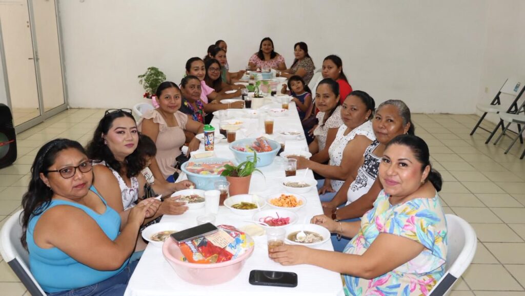CIAM festeja a Mujeres Emprendedoras del Mercado Violeta por el Dia de las Madres 