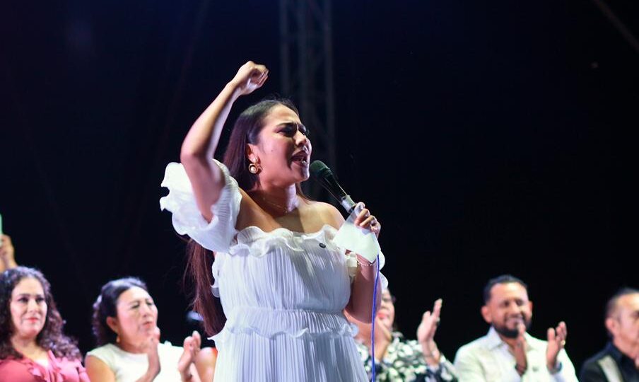 Mary Hernández reconoce labor del magisterio en FCP con cena-baile, shows y rifas