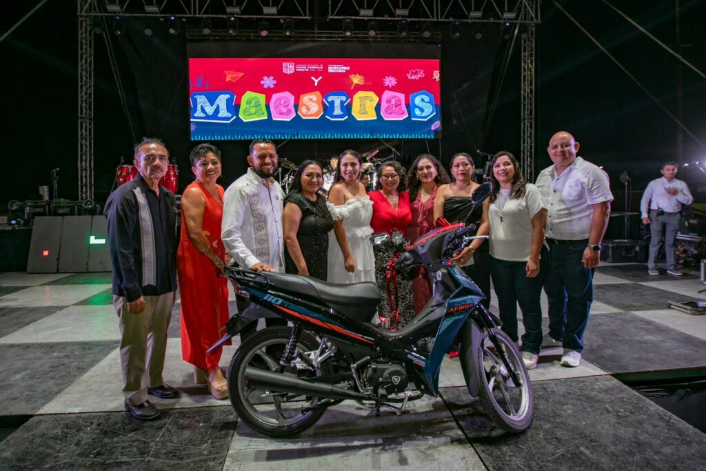 Mary Hernández reconoce labor del magisterio en FCP con cena-baile, shows y rifas 