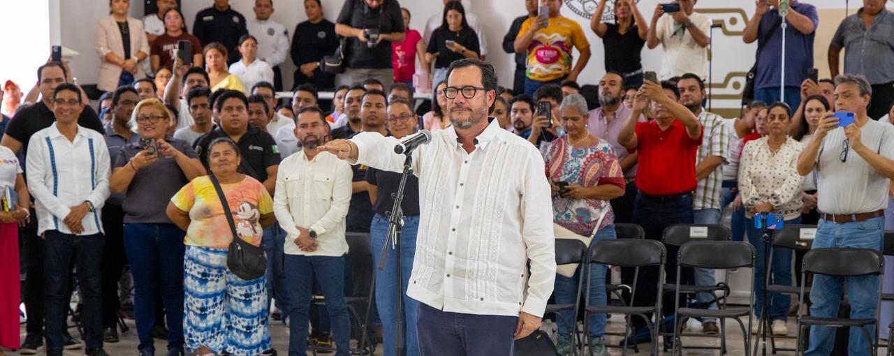 Guillermo Brahms rinde protesta ante el Cabildo de Playa del Carmen como nuevo tesorero municipal