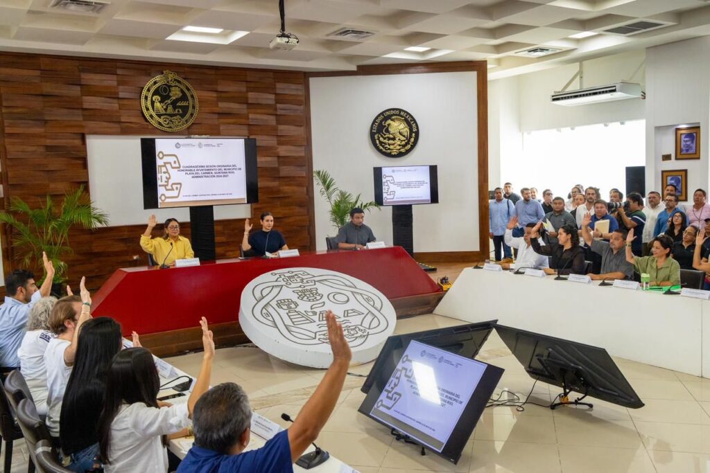Guillermo Brahms rinde protesta ante el Cabildo de Playa del Carmen como nuevo tesorero municipal