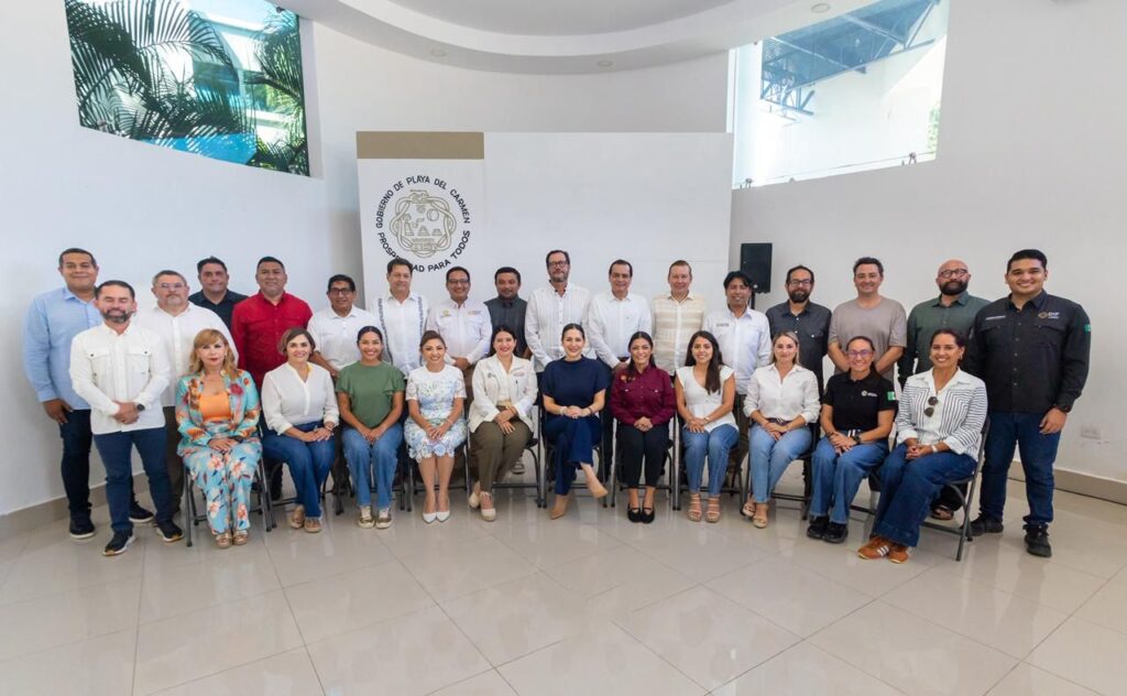 Guillermo Brahms rinde protesta ante el Cabildo de Playa del Carmen como nuevo tesorero municipal