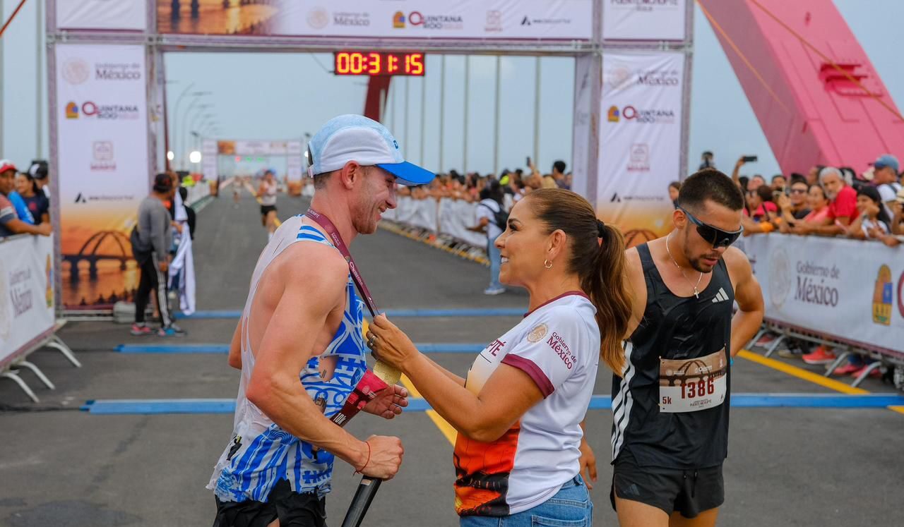 Encabeza Mara Lezama espectacular Carrera Puente Nichupté Cancún con más de 3 mil competidores y más de 10 mil asistentes
