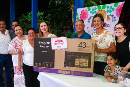 Atenea celebra a las madres de Isla Mujeres con música, show cómico y muchos regalos