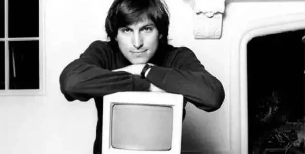 Apple cumple 50 años, entre el poder económico y polémicas