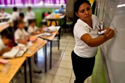 Sheinbaum: Aumento salarial del 9% para maestros en México