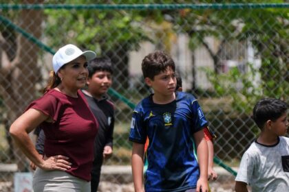 Mara Lezama supervisa el uso de la cancha de fútbol 5 de la Supermanzana 29, legado del Mundial Social 2026