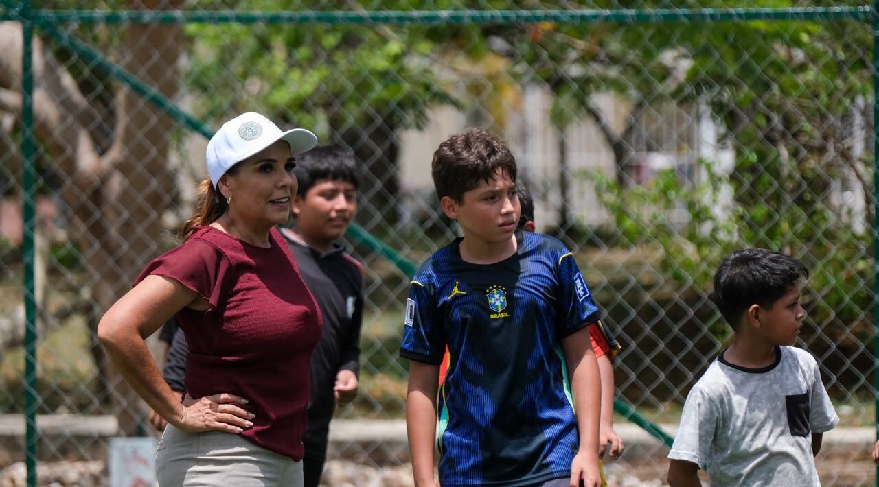 Mara Lezama supervisa el uso de la cancha de fútbol 5 de la Supermanzana 29, legado del Mundial Social 2026